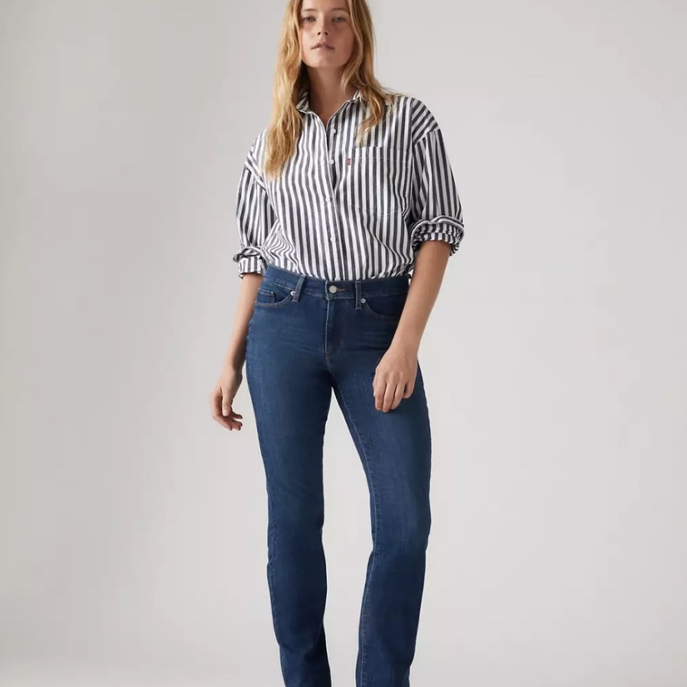 LEVIS WOMENS CLASSIC STRAIGHT JEANS